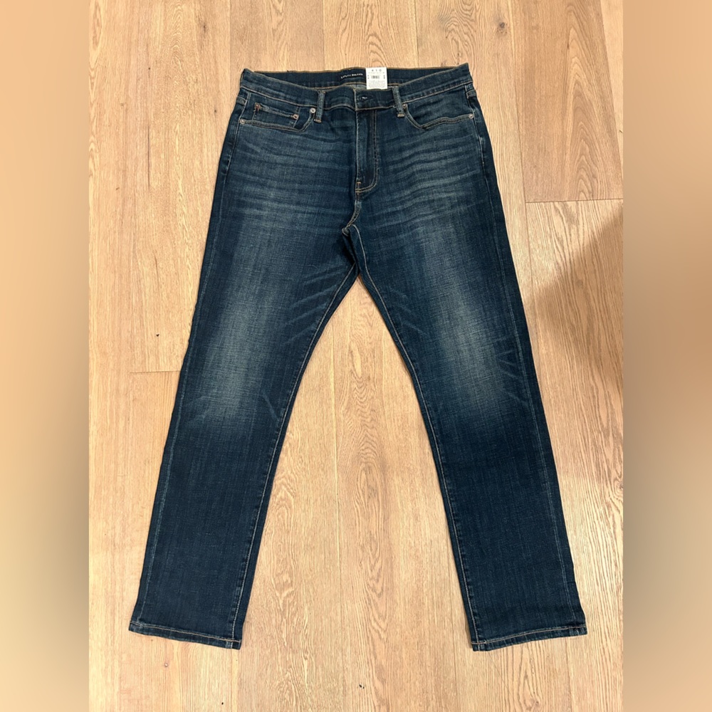 NWT Lucky Brand men’s dark wash denim. No rips. Never worn, new with tags.